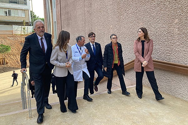 Javier Lafuente, rector de la Universitat Autónoma de Barcelona; Begoña Benito, directora del Vall d'Hebron Instituto de Investigación; Albert Salazar, gerente del Hospital Vall d'Hebron; Salvador Illa, president de la Generalitat; Olga Pané, consellera de Salut; y Núria Montserrat, consellera de Universidades e Investigación.