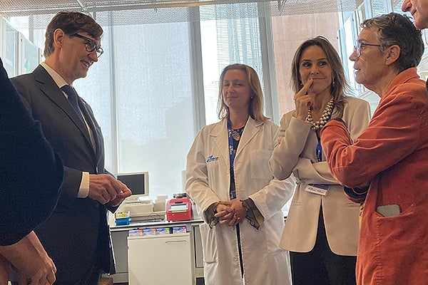 El president y la consellera, debatiendo en uno de los nuevos laboratorios inaugurados.