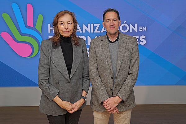 Celia García y Daniel de Vicente, vocal de la Junta Directiva de la Federación Española de Enfermedades Raras (Feder).