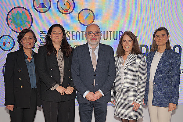 Marisa Encarnación López, subdirectora de Sanidad Ambiental, Seguridad Ambiental y Laboratorio de la Consejeria de Salud de Murcia; Carolina Sánchez, presidenta de la Sociedad Española de Salud Ambiental; José Jesús Guillen, director general de Salud Pública de la Región de Murcia; Maria Ederra Sanz, coordinadora del Grupo Cribado de la Sociedad Española de Epidemiología; y Maria Rosa Ros, subdirectora de Promoción de la Salud, Epidemiología y Prevención de la Enfermedad de la Dirección General de Salud Pública de la Región de Murcia.