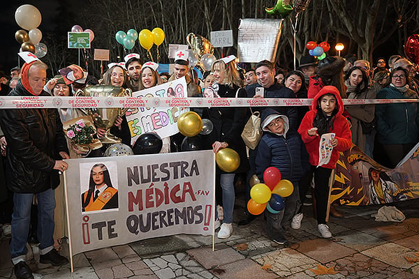 Carteles personalizados a la espera de los aspirantes al MIR 2025.