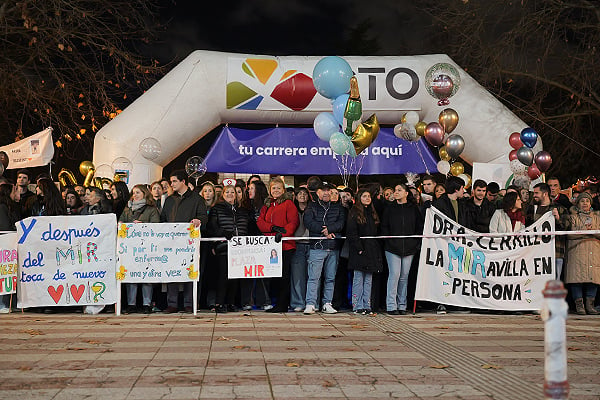 Instantes durante la salida de los aspirantes al MIR 2025.