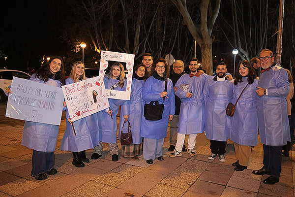 Cientos de familias han estado esperando en la puerta de la Facultad de Derecho de la Universidad Complutense de Madrid.