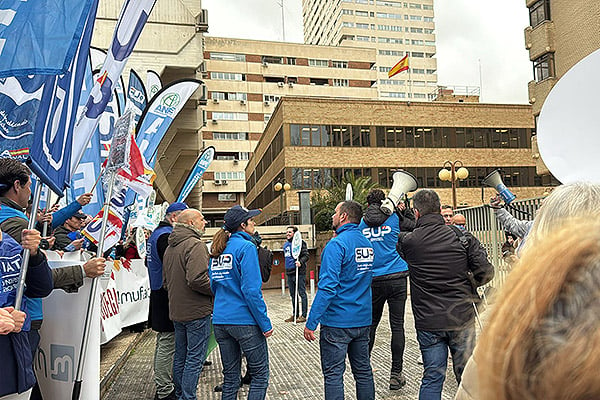 Un momento de la concentrción frente al edificio de Muface en Madrid.