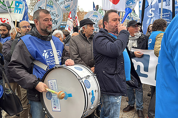 Manifestantes amenazan con una huelga a cinco días de que finalice el plazo de la licitación.