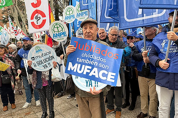 Los jubilados representados durante la concentración de Muface.