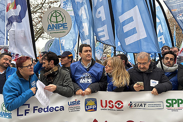 Mutualistas frente a la fachada de Muface exigen ser parte de las negociaciones de Muface.