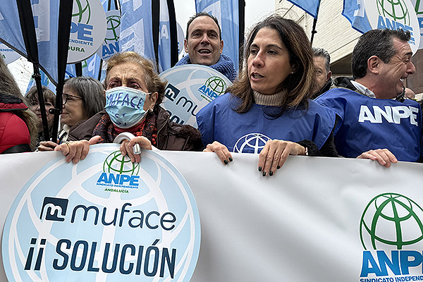 Los mutualistas advierten que si les pasan a todos a la sanidad pública, va a colapsar.