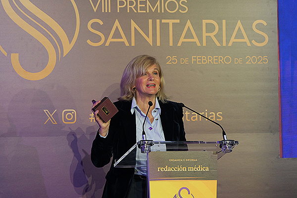 María Neira, directora del Departamento de Salud Pública y Medio Ambiente de la Organización Mundial de la Salud (OMS), con su galardón. 