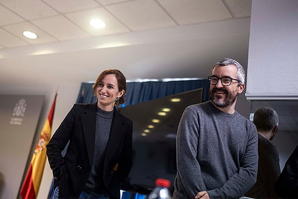 Mónica García, ministra de Sanidad junto a Javier Padilla, secretario de Estado del Ministerio de Sanidad; yendo a animar a los aspirantes del MIR 2025.