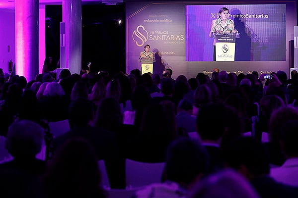 Figuerola recibió el premio de la manos de Meritxell Granell, de Almirall, y de Alberto Jara, del Servicio de Salud de Castilla-La Mancha.