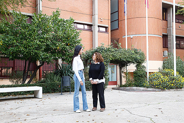 Natalia Pescador y María Luisa Esteban Quintana en el exterior del Instituto Las Musas.