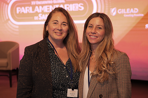 Las dirigentes de asuntos gubernamentales de Gilead Victoria Ayala (director) y Marta Vázquez (manager). 