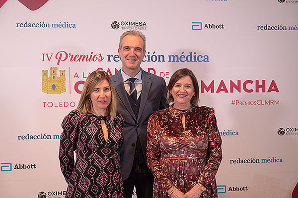 Susana Cantero, enfermera adjunta de la Unidad de Arritmias del Servicio de Cardiología del Hospital de Hellín; Juan David Fernández, directora de Enfermería de la Gerencia de Atención Integrada de Albacete; y Teresa López, supervisora de Arritmias y Hemodinámica del Hospital de Hellín.