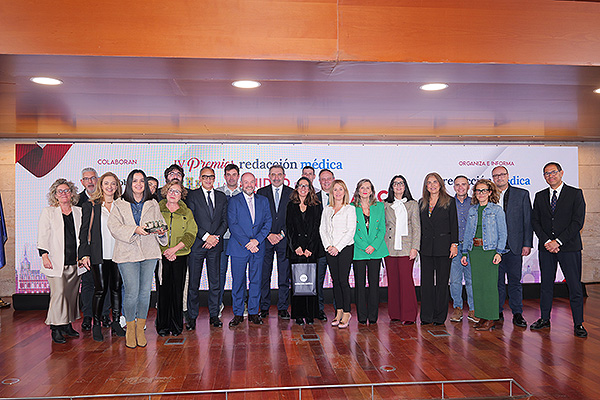 Foto de familia del consejero de Sanidad de Castilla-La Mancha, Jesús Fernández Sanz, junto a los gerentes de hospitales de Castilla-La Mancha.