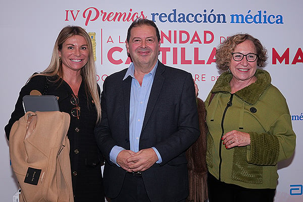 Arancha Ruiz, directora de Negocio de Oximesa; Silverio Hernández; y Maite Marín, directora general de Humanización y Atención Sociosanitaria de la Consejería de Sanidad de Castilla-La Mancha.