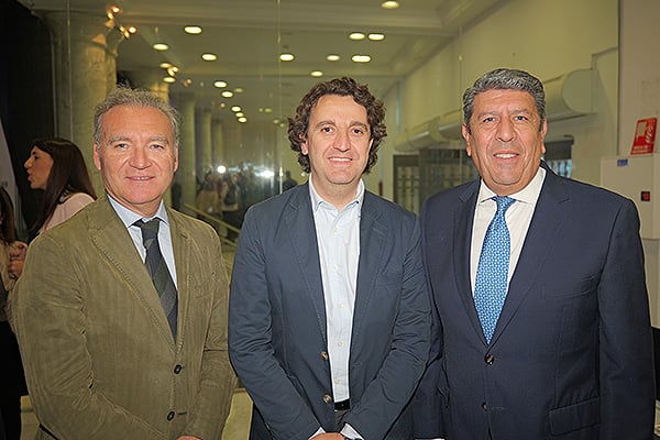 Julio de la Rosa; Pablo Crespo; y Manuel Vilches, vicepresidente ejecutivo y director médico de Digital Prescription Services - DPS.