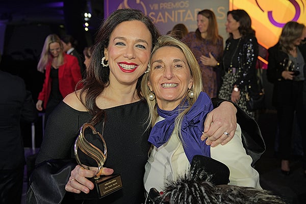 Sara García Espada posa con Guadalupe Morcillo, jefa de Gabinete de la Consejería de Salud y Servicios Sociales de la Junta de Extremadura. 