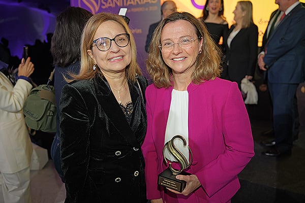 Montserrat Chimeno, presidenta de la Sociedad Española de Medicina Interna; y Nuria Novoa, presidenta de la Sociedad Europea de Cirugía Torácica y jefa del Servicio de Cirugía Torácica del Hospital Universitario Puerta de Hierro.