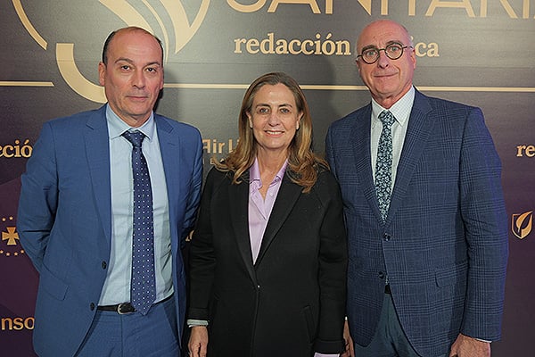 Miguel Ángel Rodríguez Roiloa, director general de Recursos Humanos del Sescam; Carmen Pérez Canal, delegada de Protección de Datos del Sermas; y Jesús Sanz, presidente de la Asociación Nacional de Directivos de Enfermería (ANDE). 