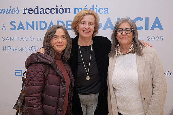 Alicia Gil, técnico del Centro de Farmacovigilancia de Galicia de la Subdirección General de Farmacia; Pilar Rodríguez, presidenta de la Sociedad Española de Médicos Generales y de Familia (SEMG); y Mercedes Pereira, presidenta de Asociación de Farmacéuticos de Atención Primaria de Galicia (Fapsgal).