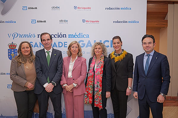 Marga Muñoz, secretaria del Colegio de Farmacéuticos de A Coruña; Alejandro María Sánchez Pérez-Mei, presidente del Colegio Oficial de Farmacéuticos de Lugo; Sara Catrain, presidenta del Colegio de Farmacéuticos de A Coruña; María del Carmen Gallardo, vicepresidenta del Colegio Oficial de Farmacéutivos de Ourense; Beatriz García, presidenta del Colegio de Farmacéuticos de Pontevedra; y Santiago Leyes, presidente del Colegio de Farmacéuticos de Ourense.