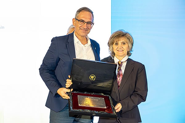 David de la Rosa entrega el premio a María Luisa Carcedo, exministra de Sanidad.