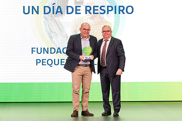 Juan José Jerez, presidente de la Fundación Canaria Pequeño Valiente; y  Juan Carlos Conde, director general de Teva España.