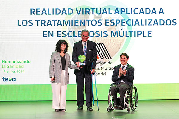  Ana Berceo, directora del Servicio de Tratamientos Especializados y Rehabilitación de la Asociación Esclerosis Múltiple Madrid (Ademm); Manuel Garcés, presidente de Ademm; y Borja Fanjul, presidente del pleno del ayuntamiento de Madrid;