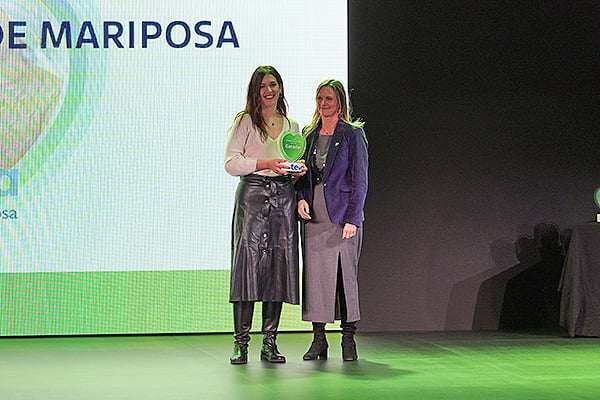 Natalia Mora, trabajadora social en Debra España; y Rita de la Plaza, tesorera del Consejo General de Colegios Oficiales Farmacéuticos (Cgcof).