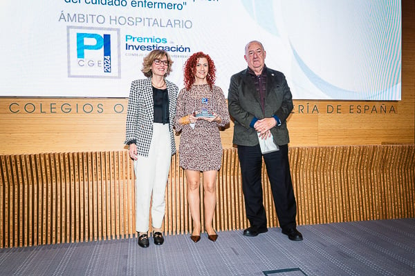 Elena Viñas, secretaria del Colegio de Enfermería de Madrid; Yolanda Morán, segundo premio de la categoría Hospitalaria; y Miguel Ángel Rodríguez, vicepresidente segundo del CGE.