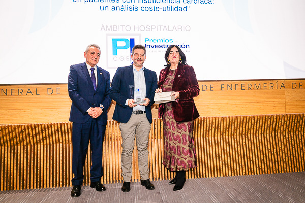 José Miguel Carrasco, presidente del Colegio de Enfermería de Málaga; Rafael Mesa, primer premio de la categoría Hospitalaria; y Raquel Rodríguez.