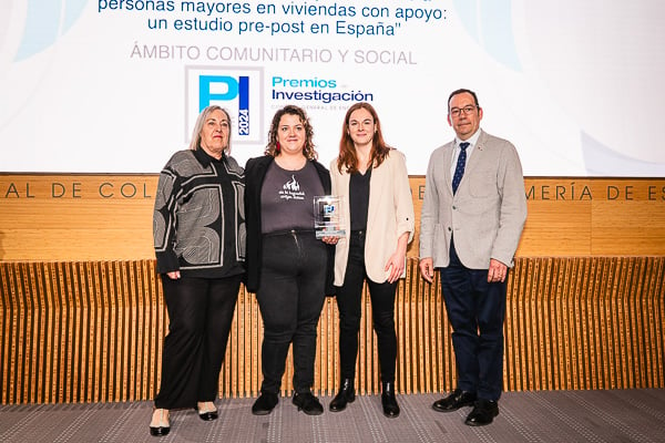 María Francisca Egaña, tesorera del Colegio de Enfermería de Gipuzkua; Ainara Usandizaga e Irune Arbide, recogen el primer premio de la categoría Comunitario y Social en nombre de Luis Ignacio Sandoval; José Luis Cobo, vicepresidente tercero del CGE.