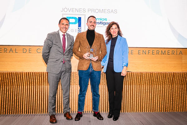 Víctor Bohórquez, presidente del Colegio Oficial de Enfermería de Sevilla; Rafael Jesús Fernández, premio a Jóven Promesa; y Guadalupe Fontán.