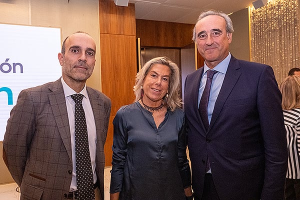 Ricardo López, director general de Sanitaria 2000; Isabel Dávila, directora ejecutiva de Fenin; Horacio Pijuán González, director gerente del Hospital San Juan de Dios de Córdoba.