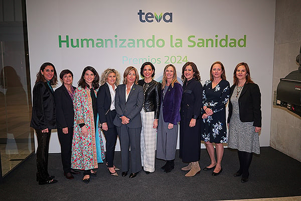 Ana Davo, presidenta de la Fundación Pharmaceutical Care; junto a las presidenta autonómicas del Consejo General de Colegios Farmacéuticos y Ana Oliver, presidenta de Adefarma