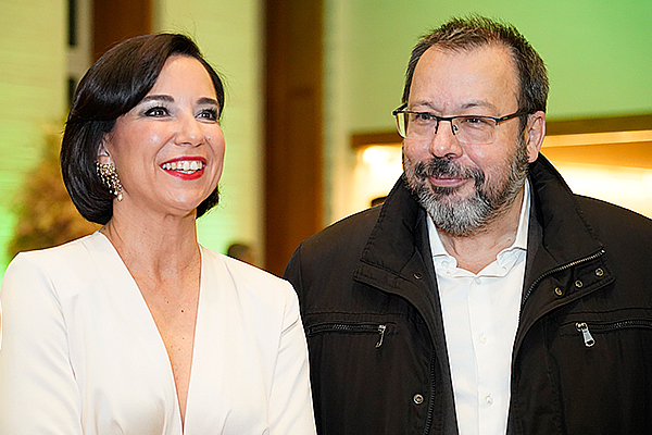 Raquel Martínez junto a César Hernández.