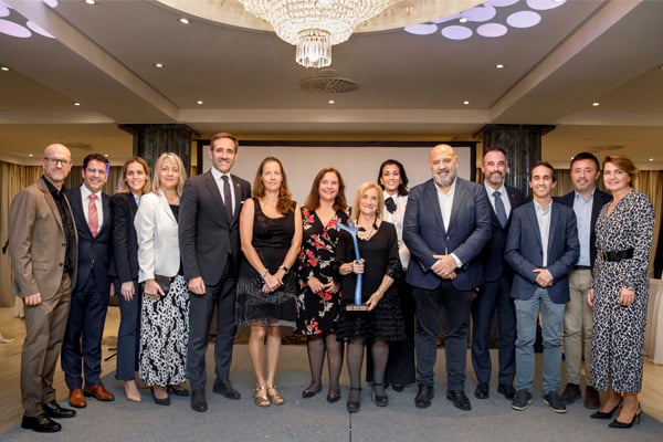 Rosa Llull recibe el premio Rosa del Mar 2024 por su contribución a la fibrosis quística. 