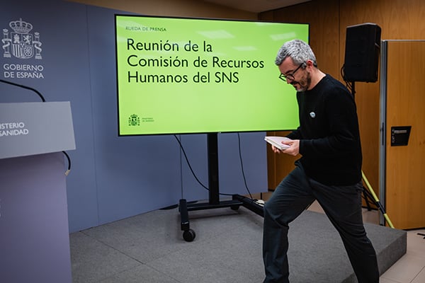 Instantes antes de comenzar la rueda de prensa sobre la Reunión de la Comisión de Recursos Humanos del SNS.