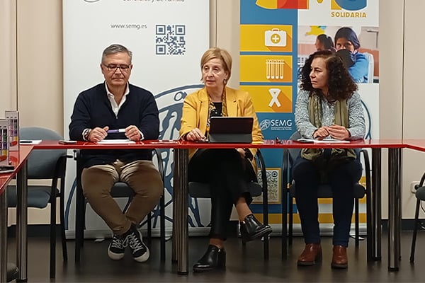 Lorenzo Armenteros, portavoz de la SEMG; Pilar Rodríguez Ledo, presidenta de SEMG; y Sara Quintanilla, directora gerente SEMG; durante el desayuno informativo.