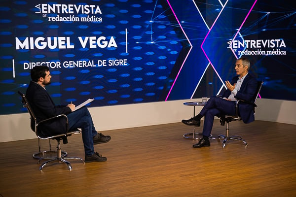 Un instante de la entrevista a Miguel Vega en el plató de Redacción Médica.