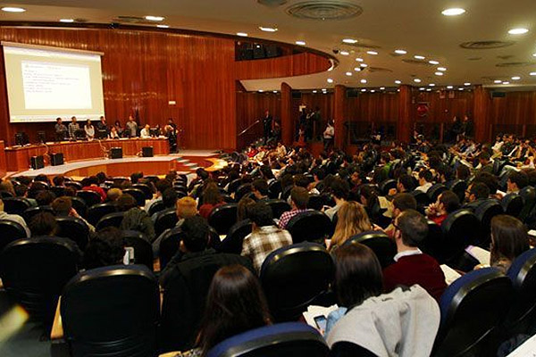 Aspecto de la sala durante la selección de la plazas MIR.