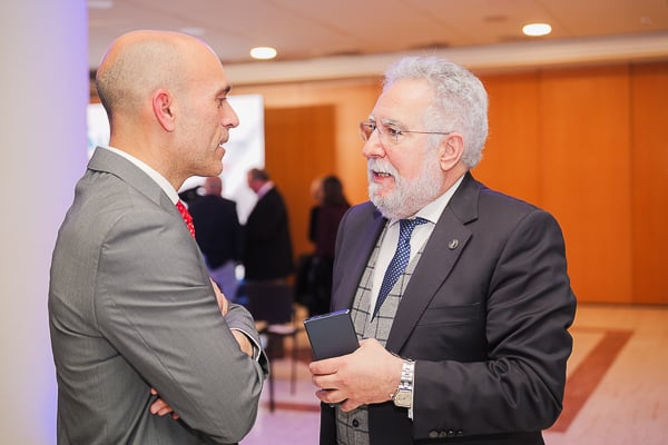 Ricardo López charla con Miguel Santalices.