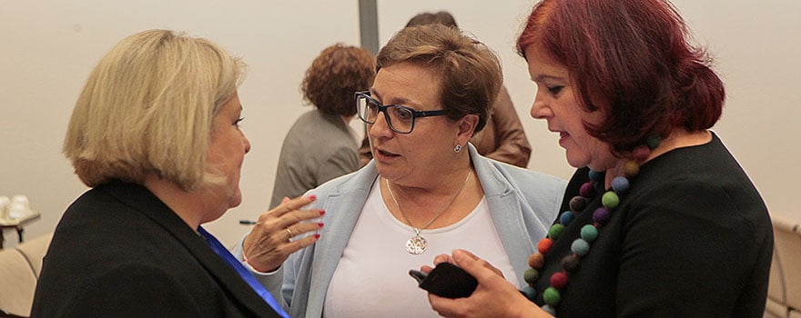Ana Lima charla con Guadalupe Martín y Elvira Ramón, del Partido Socialista.