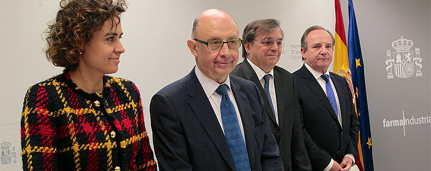 Dolors Montserrat, ministra de Sanidad; Cristóbal Montoro, ministro de Hacienda; Jesús Acebillo, presidente de Farmaindustria; y Javier Castrodeza, secretario general de Sanidad. 