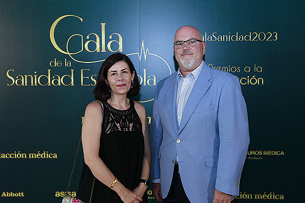 Laure Yvenou, adjunta al departamento de Asuntos Gubernamentales de Sanofi, con Pedro Alsina. 