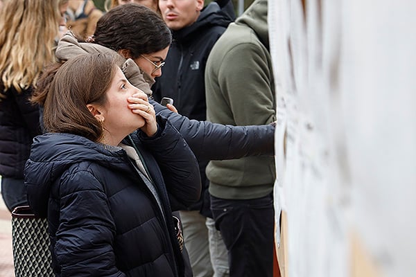 Los aspirantes al MIR repasan los listados para comprobar su aula de examen. 