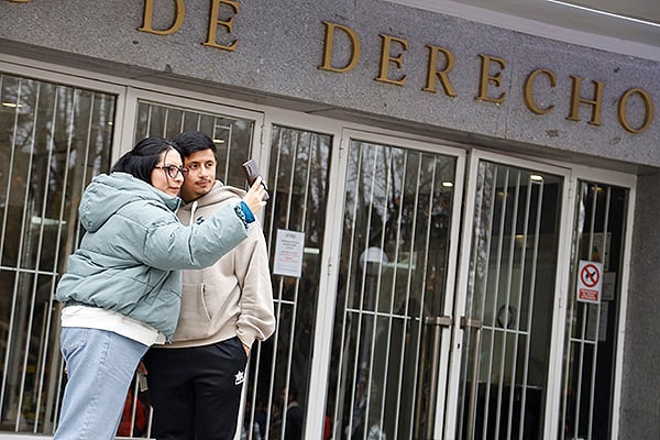 Momento previo al examen MIR: los aspirantes afinan detalles y se preparan mentalmente para la prueba.