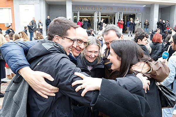 Último abrazo antes de entrar a las aulas donde se celebra el examen MIR.