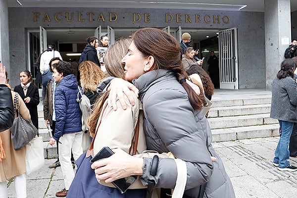 Una madre abraza a su hija para darle ánimos antes del examen MIR. 